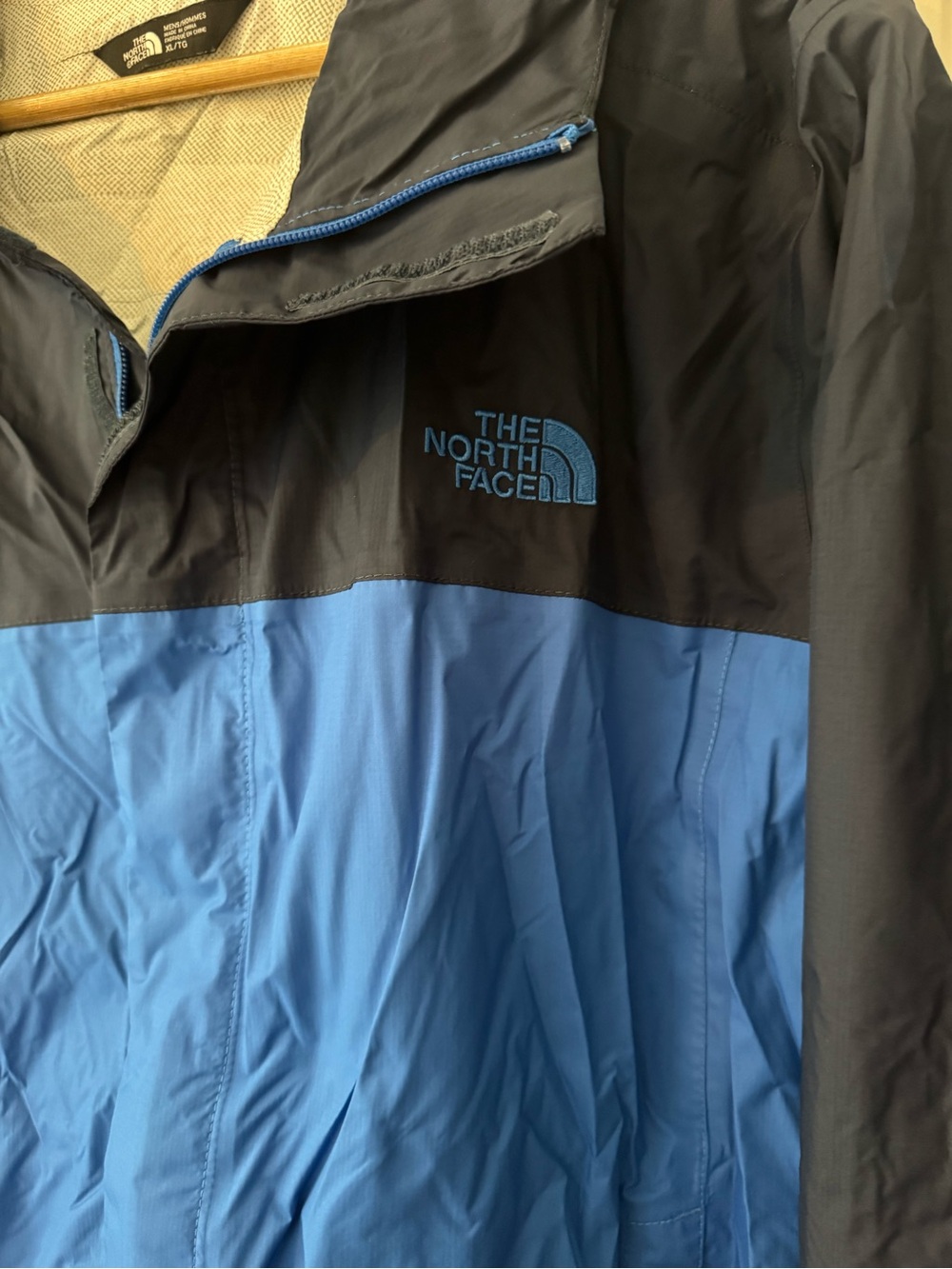 The North Face Men's Black and Blue Raincoat
